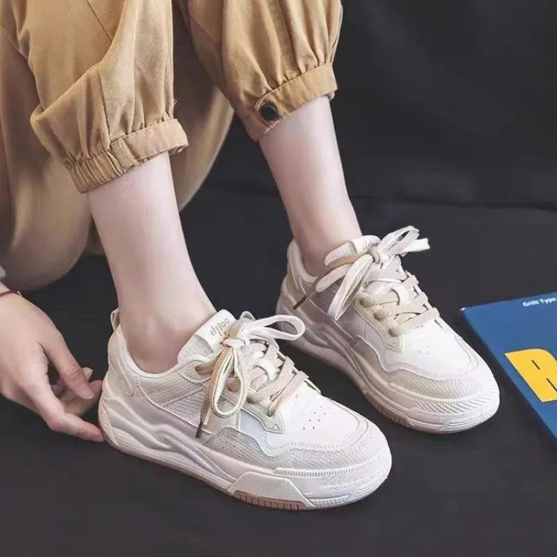Women's low-top casual sneakers with height-increasing rubber soles in beige or pink colours