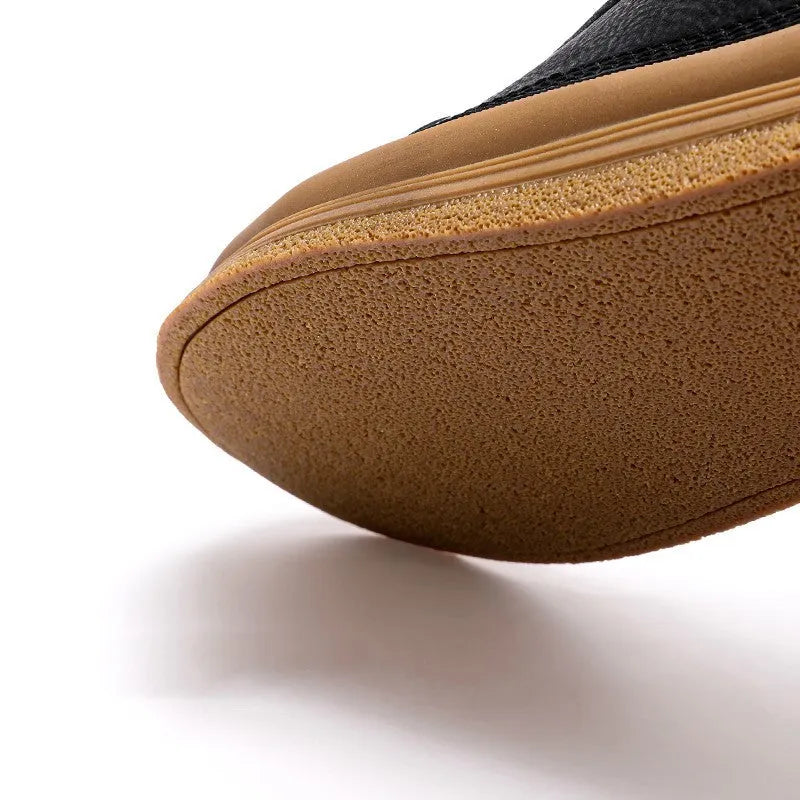 Men's black and white cowhide leather casual shoes with rubber soles and lace-up closure