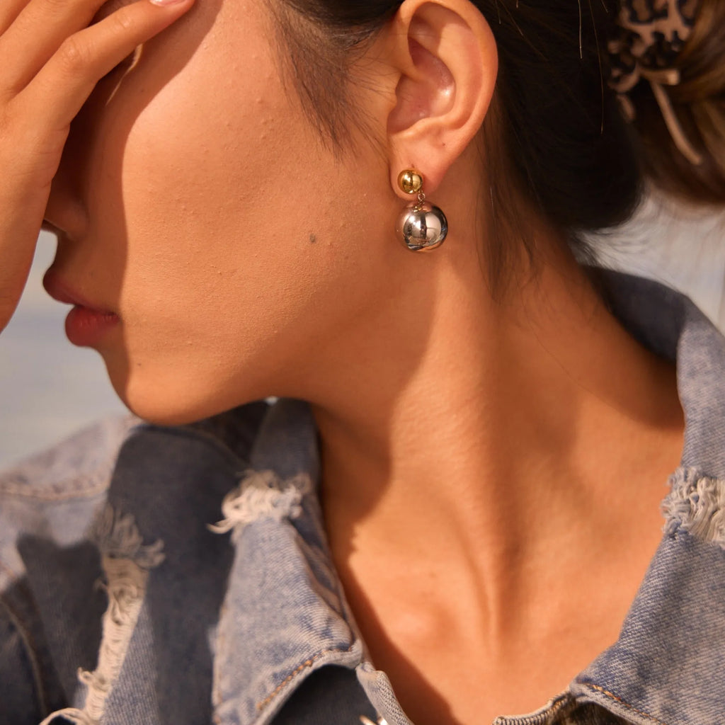 Women's geometric ear studs with round beads in NMSE-J624-3 colour-block finish