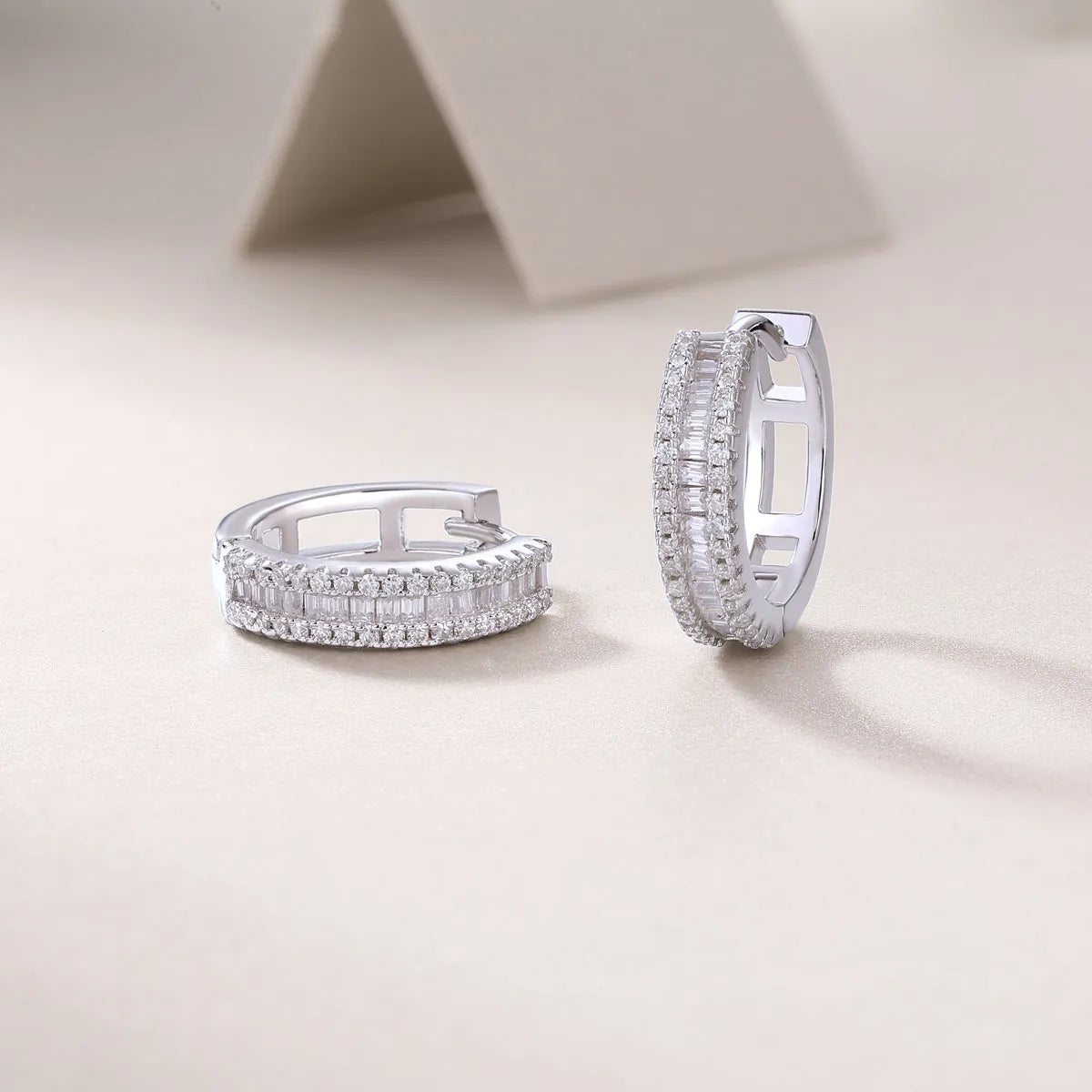 Weaving Light moissanite stud earrings in S925 silver with platinum plating, golden colour, in gift box