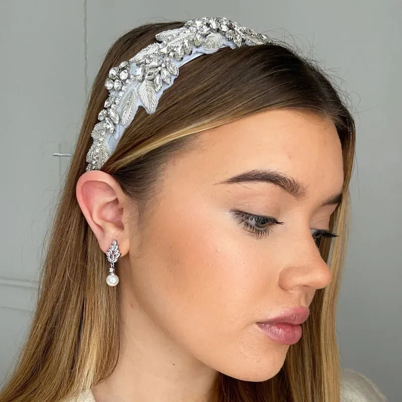 Geometric earrings with micro zircon stones and flower design in gold, platinum or rose gold plating