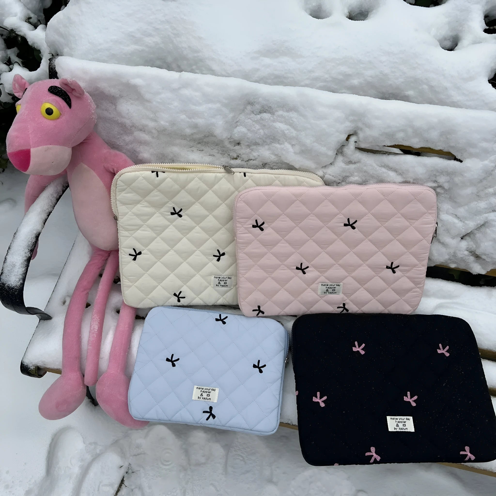 Nylon laptop storage bag with embroidered rhombus bow in light pink colour