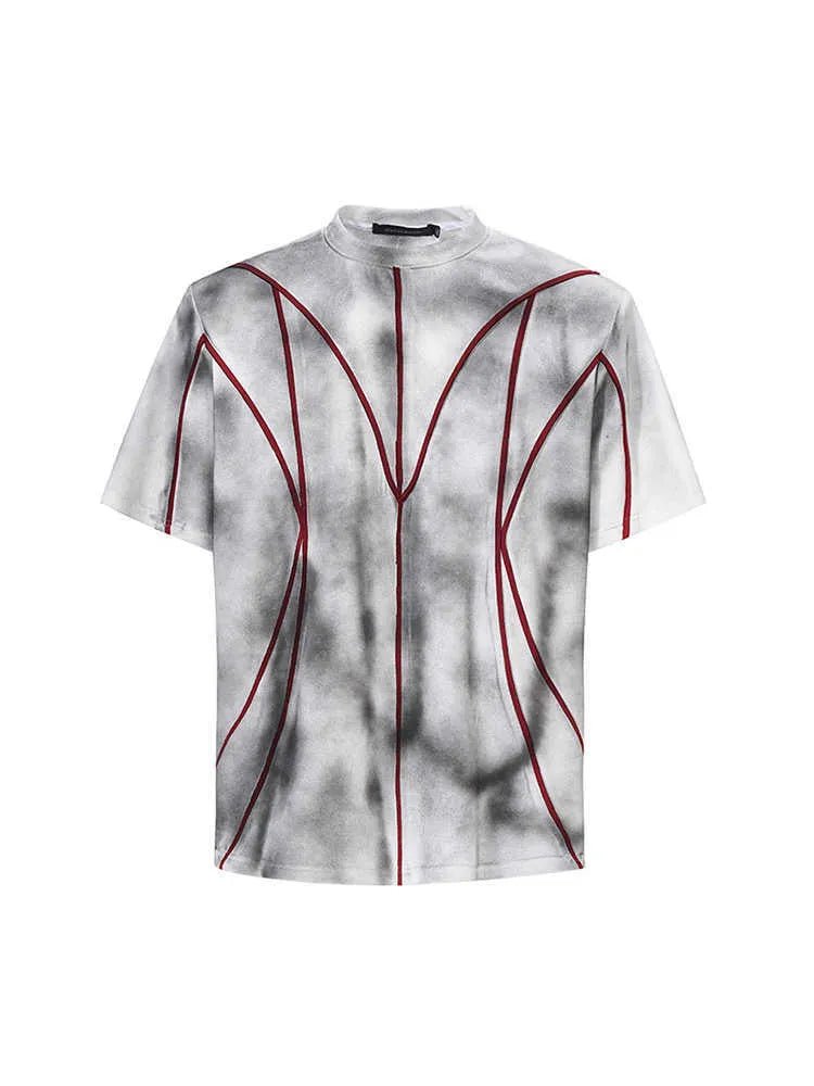 Padded shoulder short sleeve T-shirt with three-dimensional line patchwork on a round neck.
