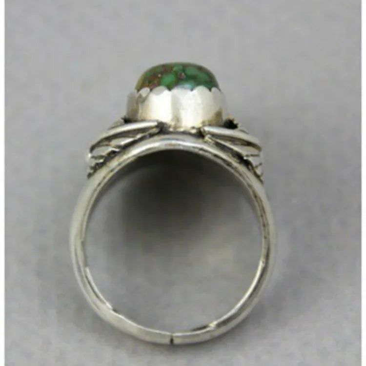 Women's geometric alloy ring with a turquoise inlay on a hand, showing its retro style.