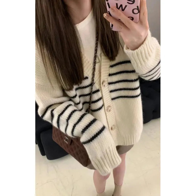 Women's collar button cardigan with 3D pattern in autumn style