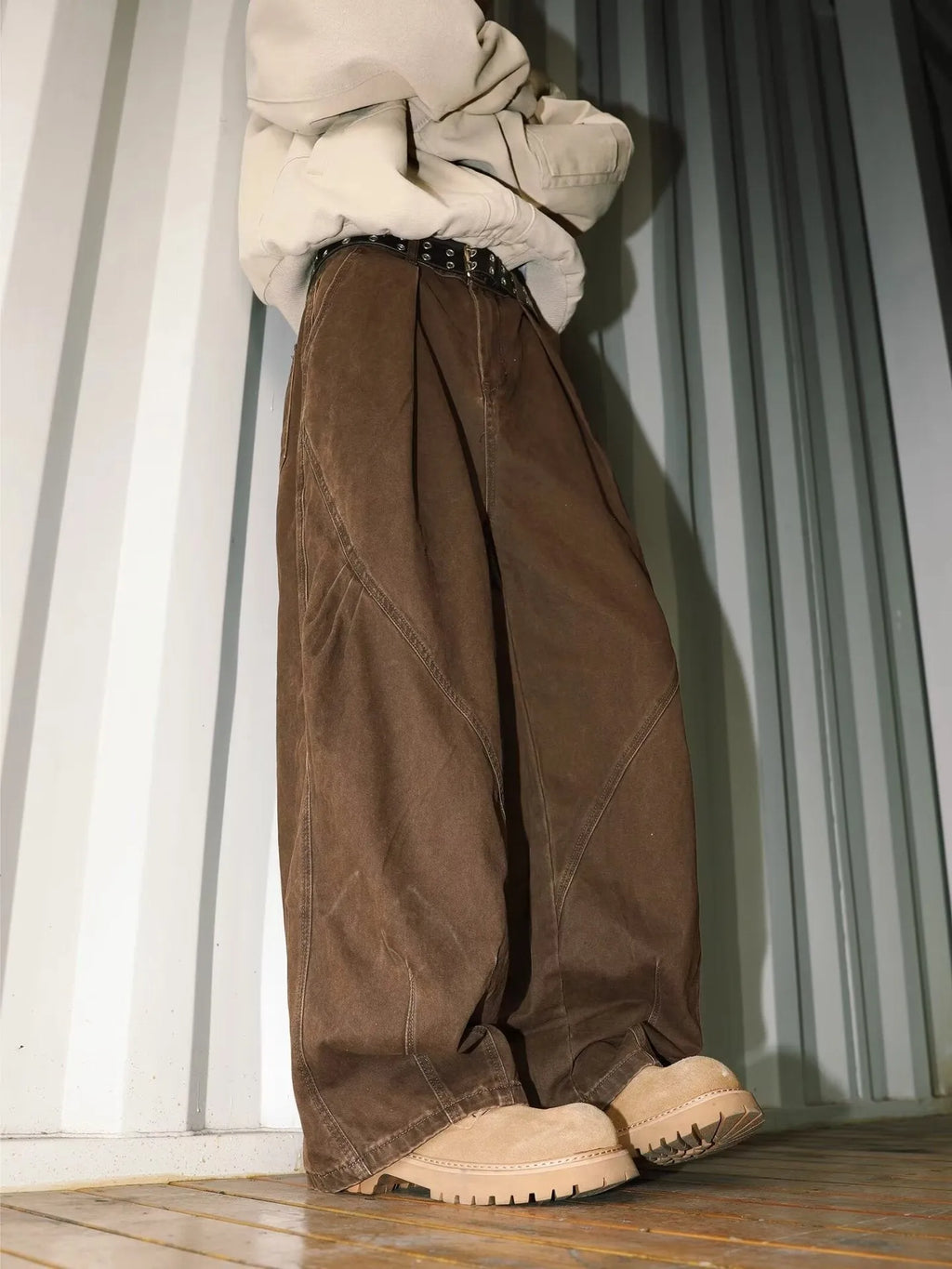 Men's pleated straight leg trousers in striped pattern with elastic waistband and loose fit