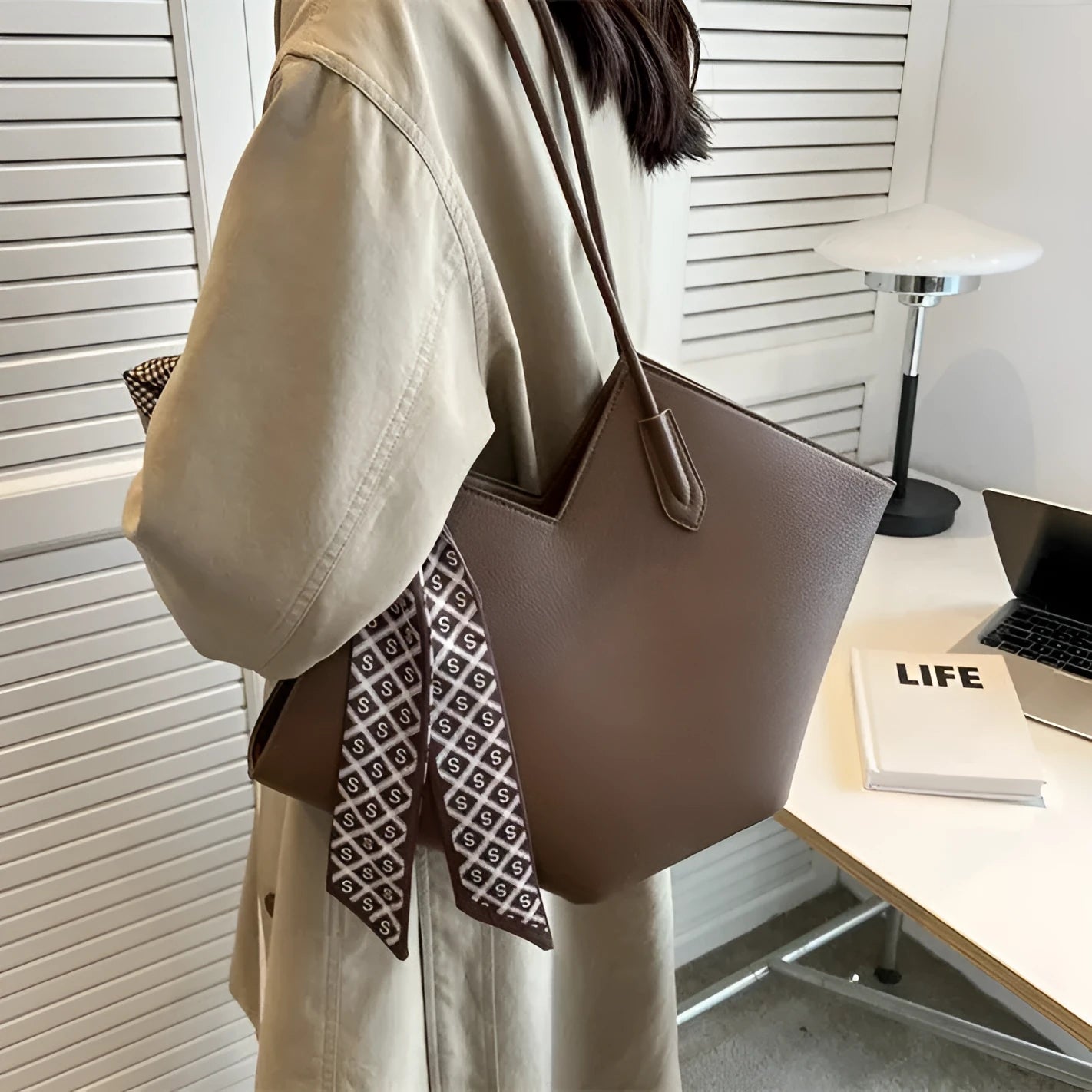 Women's large PU leather shoulder bag in eight colours with sandwich pocket organisation