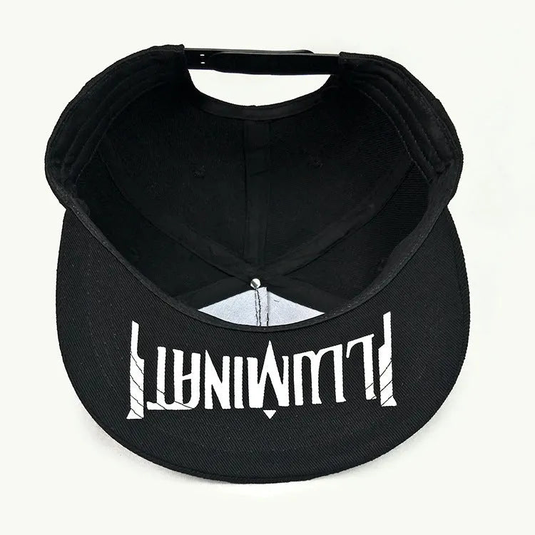 Adjustable cotton twill baseball cap in black with big flat eaves and monochrome letter detail