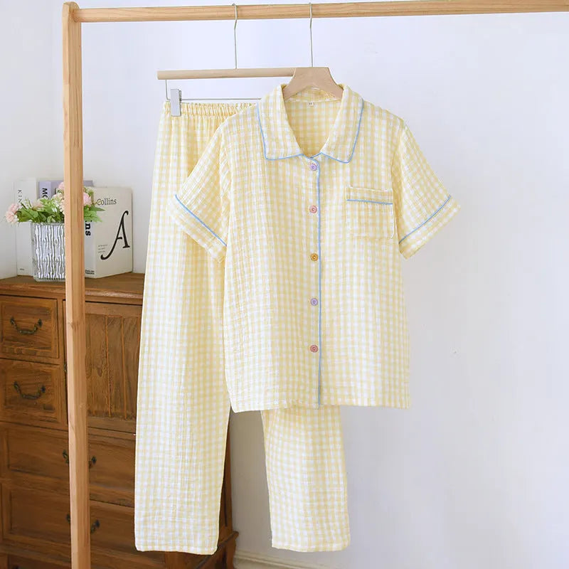 Women's loose-fit cotton gauze short-sleeved trousers and top set in a casual style.