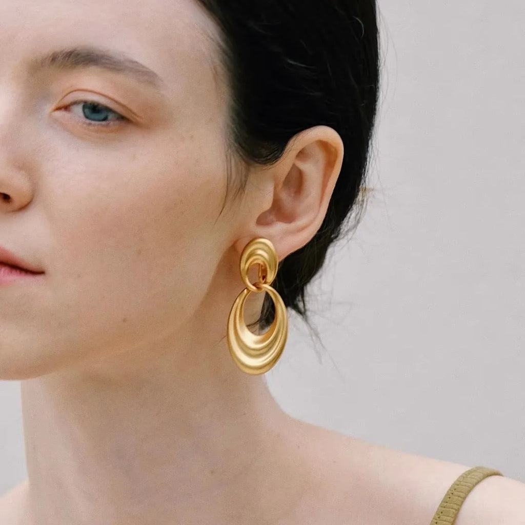 Double circle French retro earrings in quicksand colour with U-shaped copper construction