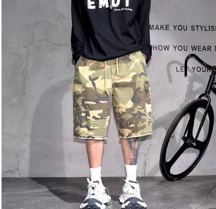 American retro camouflage workwear shorts in loose fit with cropped length