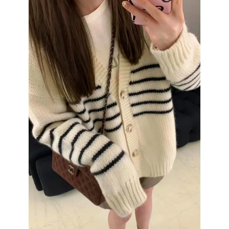 Women's collar button cardigan with 3D pattern in autumn style