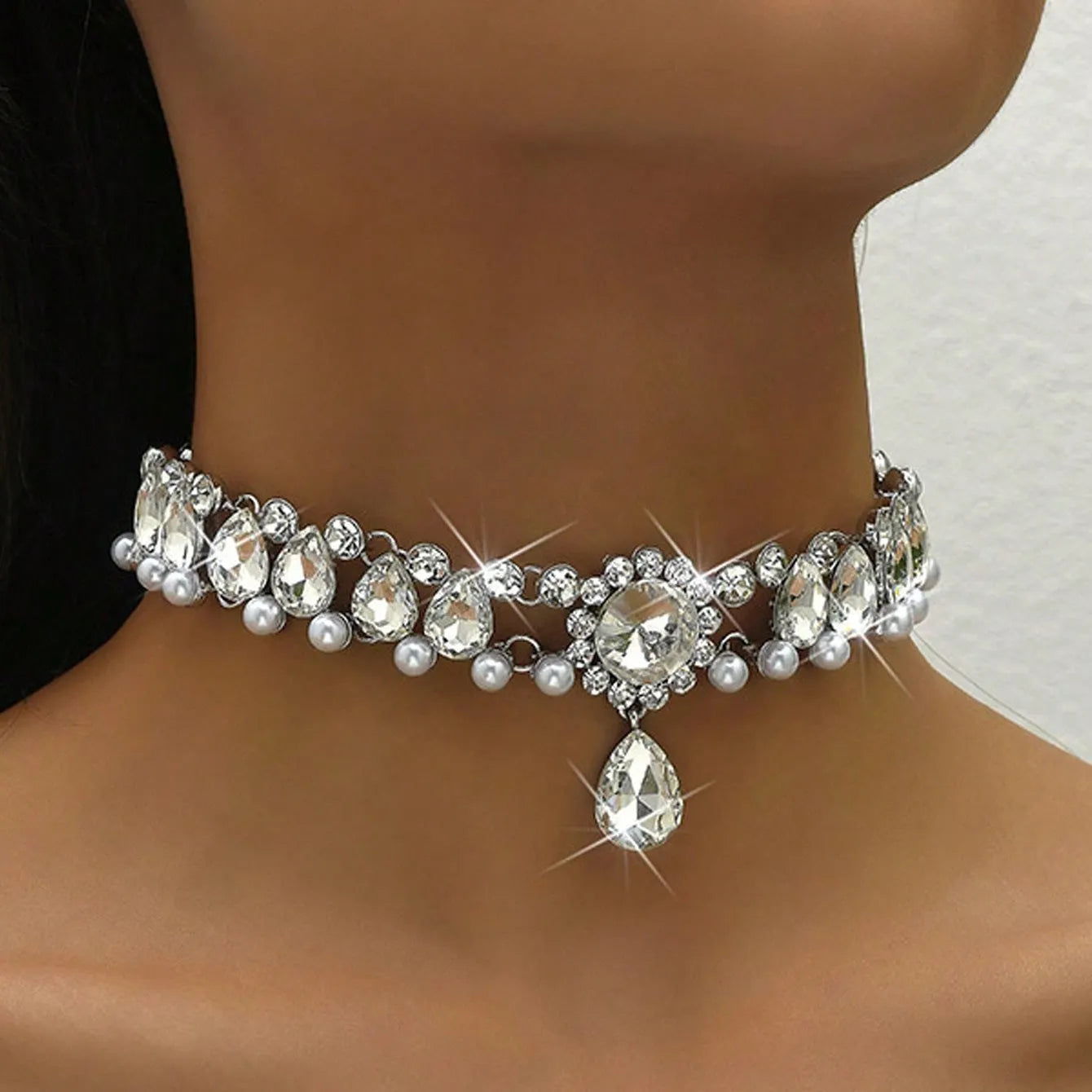 European and American exaggerated rhinestone pearl necklace in silver alloy with rhinestone inlay