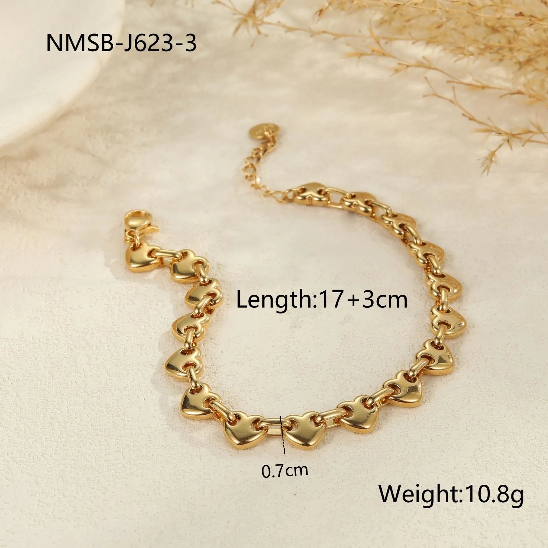 Hollowed-out geometric heart bracelet in stainless steel with gold electroplated finish