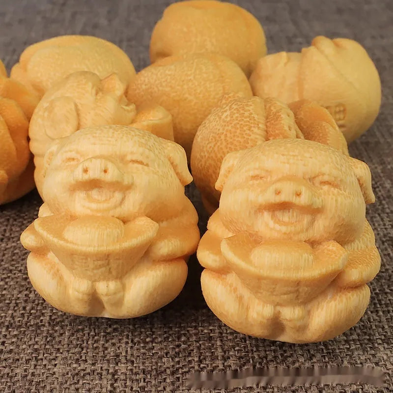 Bamboo pig carving ornament with ingot shape measuring 4cm height and 3.5cm diameter