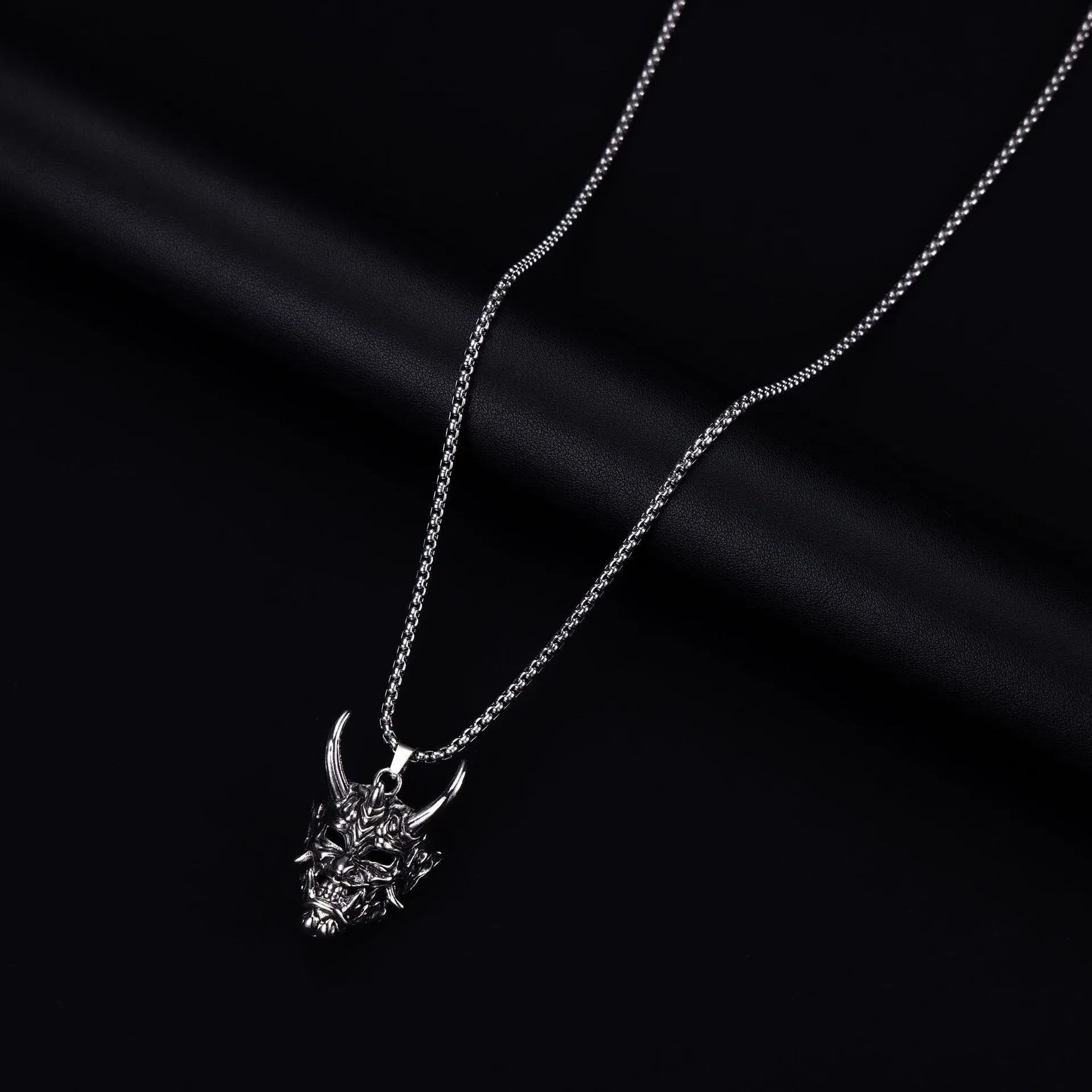Men's vintage silver necklace with large 40mm x 27mm x 20mm zinc alloy pendant