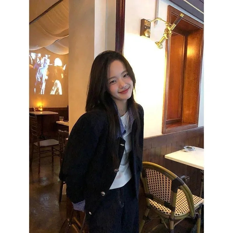 New loose leisure short jacket for women in solid colour tweed with long sleeves and button closure