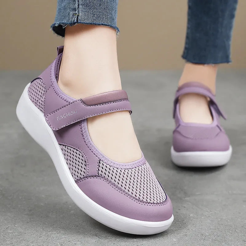 Women's low-top casual shoe in grey mesh with Velcro strap and flat polyurethane sole.
