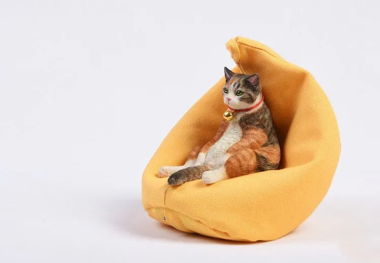 Lazy cat model ornament with sofa on car dashboard, 7.5cm high resin decoration.