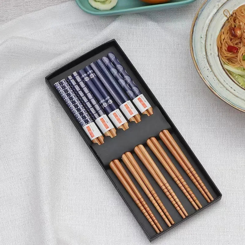 Japanese style bamboo chopsticks with lucky cat cartoon pattern in gift box packaging