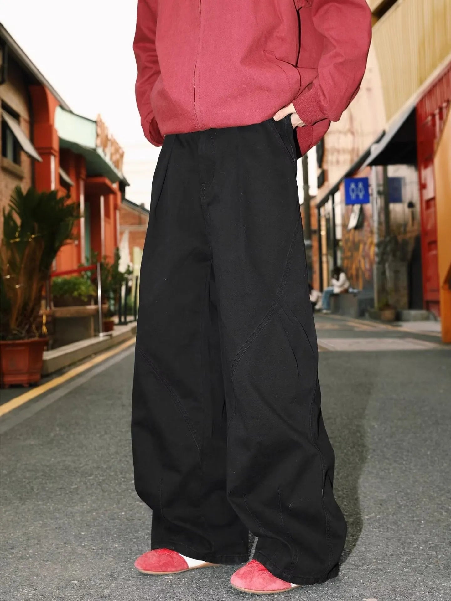 Men's pleated straight leg trousers in striped pattern with elastic waistband and loose fit