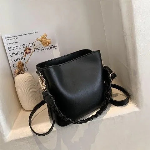 Retro woven one-shoulder crossbody bucket bag in khaki colour.