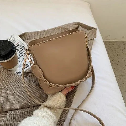 Retro woven one-shoulder crossbody bucket bag in khaki colour.