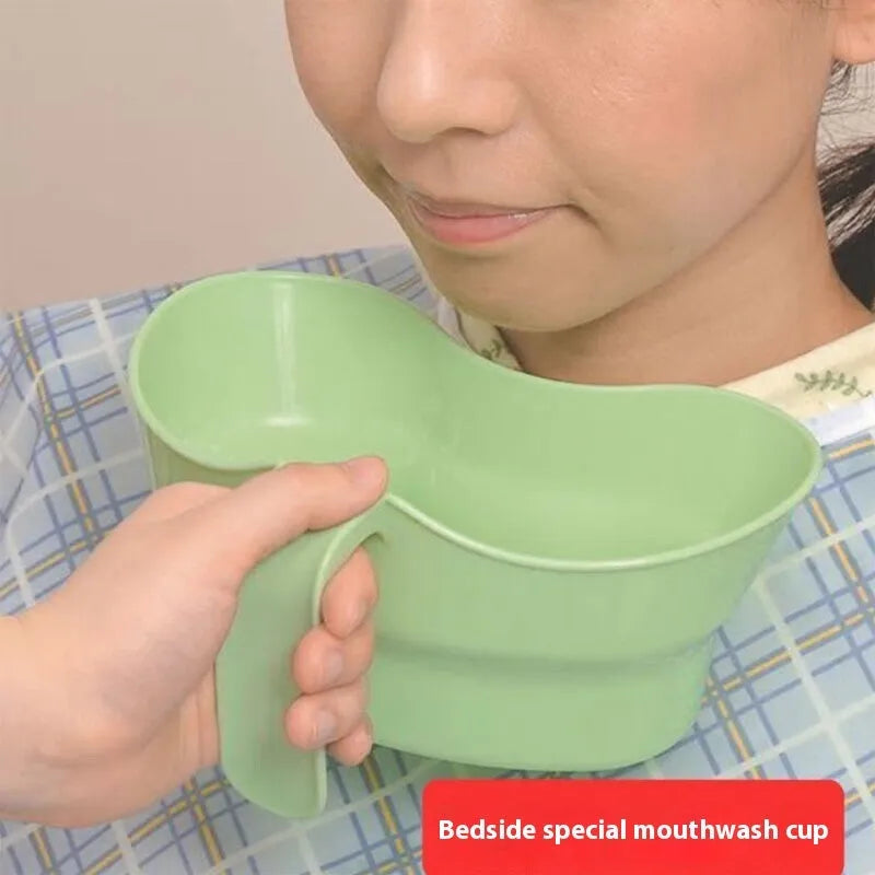 Green plastic gargle cup for bedridden elderly oral care with modern simplicity design