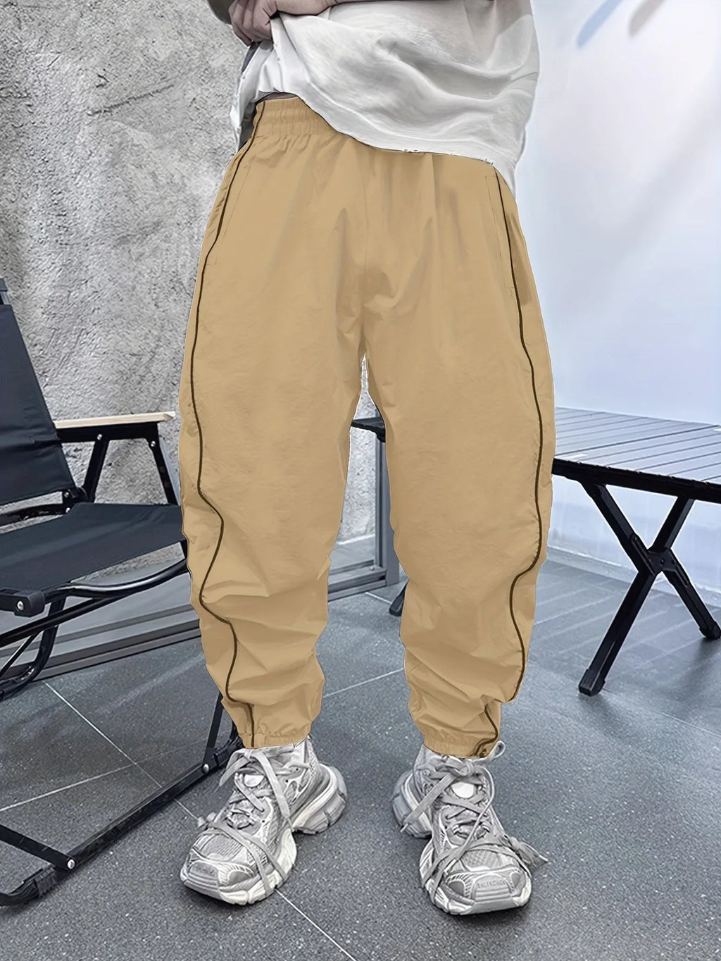 Man wearing blue bamboo fibre cropped sports trousers with a loose fit and high elasticity.