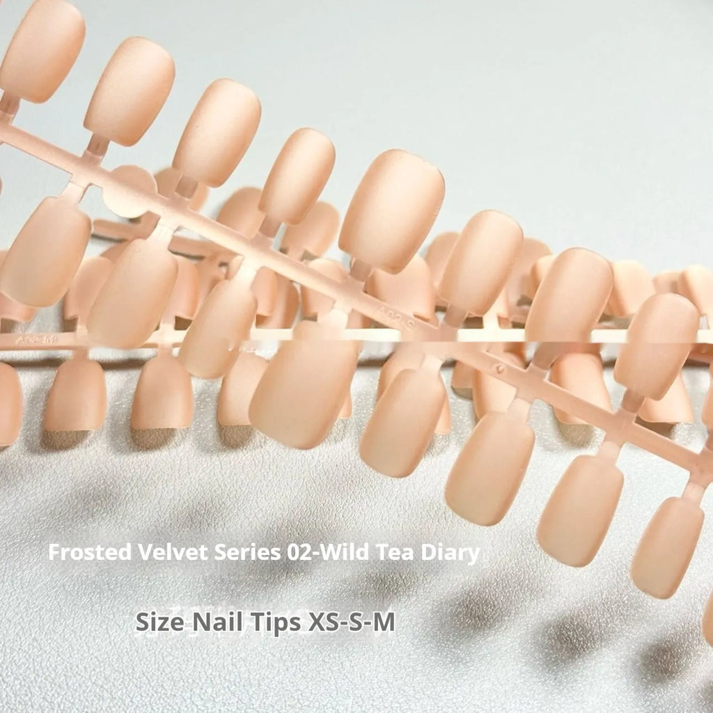 Set of velvet frosted Cat's Eye false nails with Aurora armour effect, showing short ladder sizes XS, S, and M.
