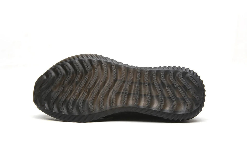Steel toe cap safety work shoes in black with shock-damage protection features