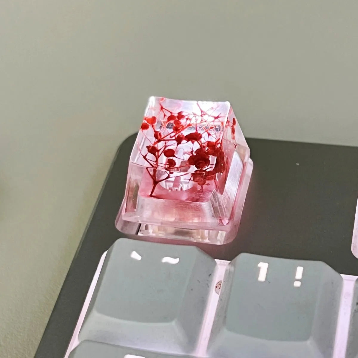 Transparent resin keycap with starry sky pattern for mechanical keyboards in green colour