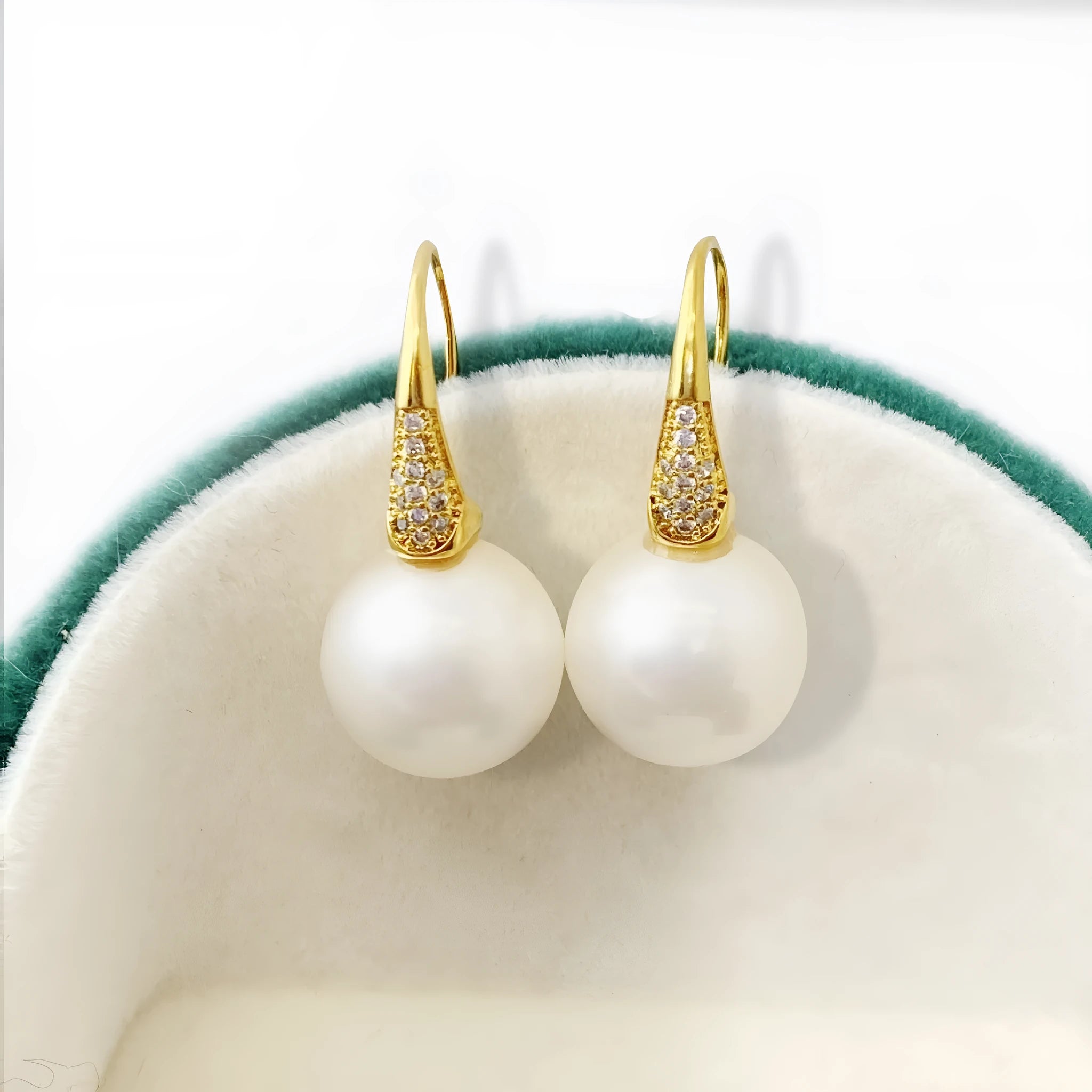 Geometric shell pearl drop earrings for women, one pair, fashionable OL style, pearl eardrops