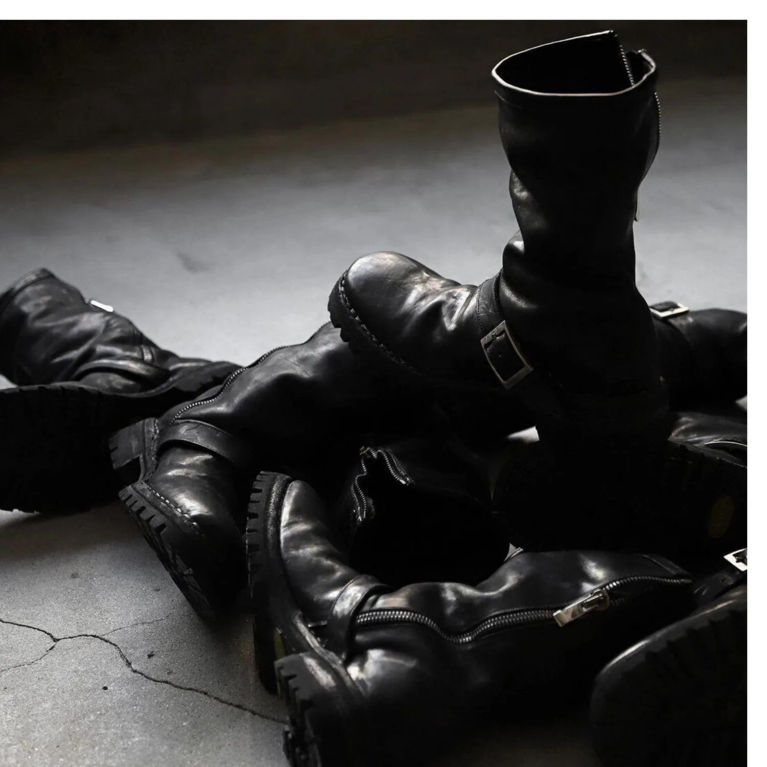 Men's black retro Martin ankle boots with a side zipper and round toe.