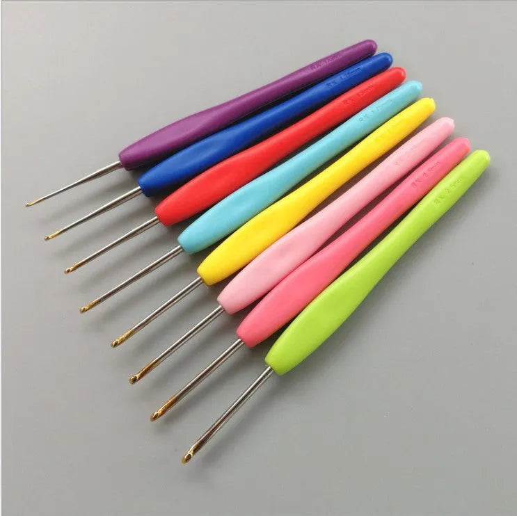Complete set of 16 crochet hooks with soft and hard handles in a PU storage bag