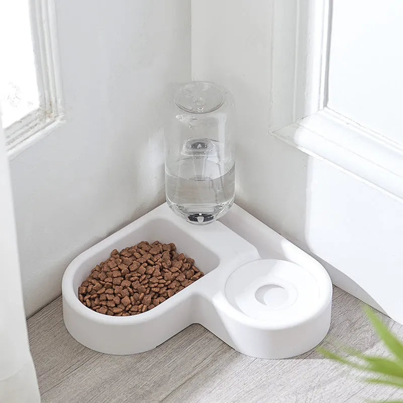 White pet water fountain for cats and dogs with 4-litre capacity and quiet pump.