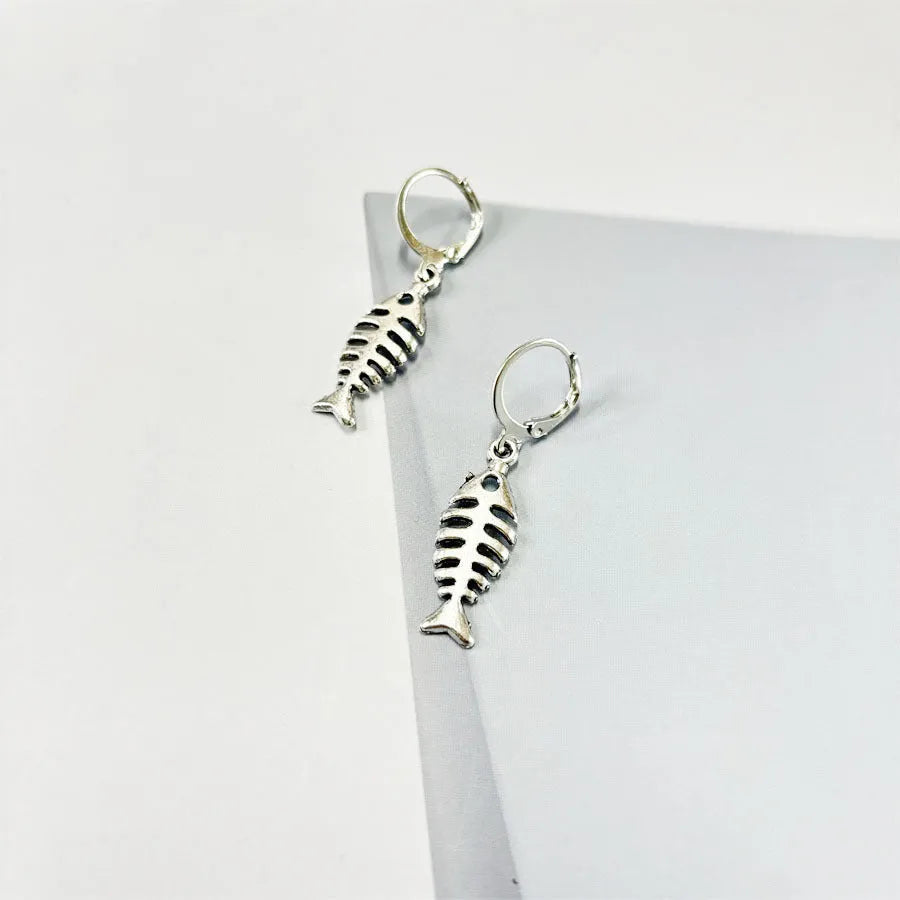Retro fishbone motif pendant necklace with matching earrings set on O-shaped chain
