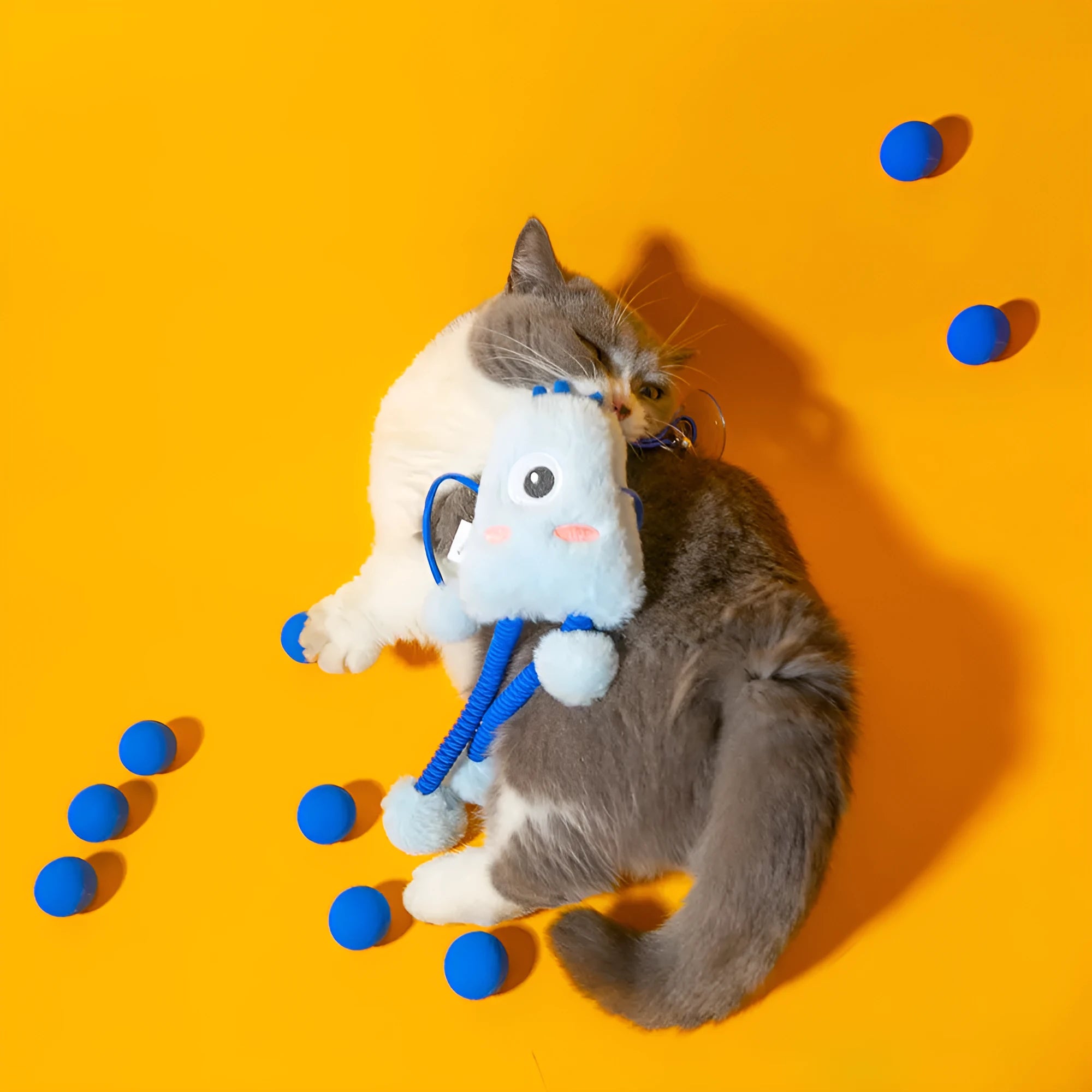 Telescopic plush cat toy with elastic rope and mint-scented bell ring, measuring 30x30cm