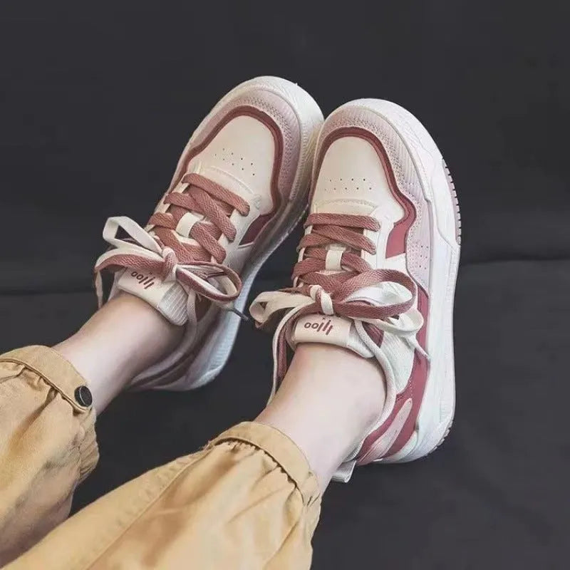 Women's low-top casual sneakers with height-increasing rubber soles in beige or pink colours
