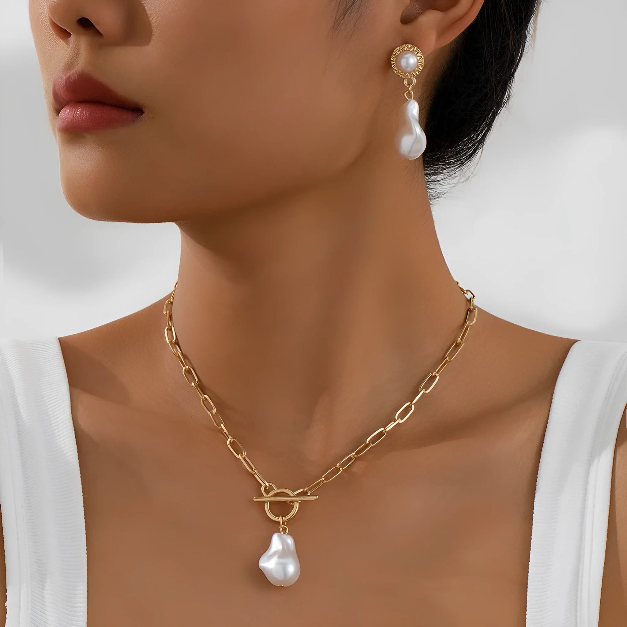 Gold-coloured retro baroque necklace and earring set with pearl decorative elements for women