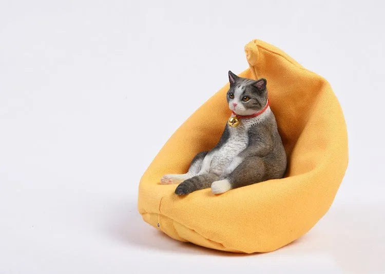 Lazy cat model ornament with sofa on car dashboard, 7.5cm high resin decoration.