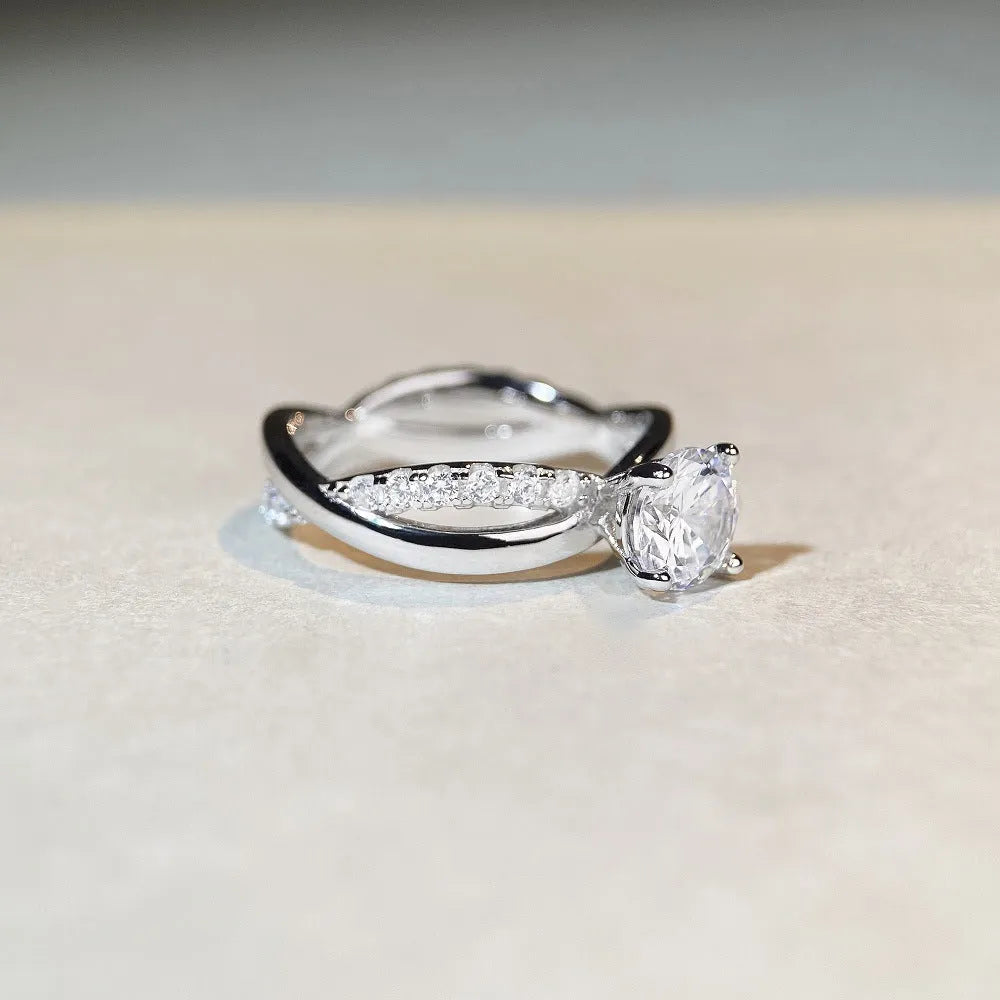 Geometric twist silver ring with 1 karat moissanite stone in four-claw winding setting