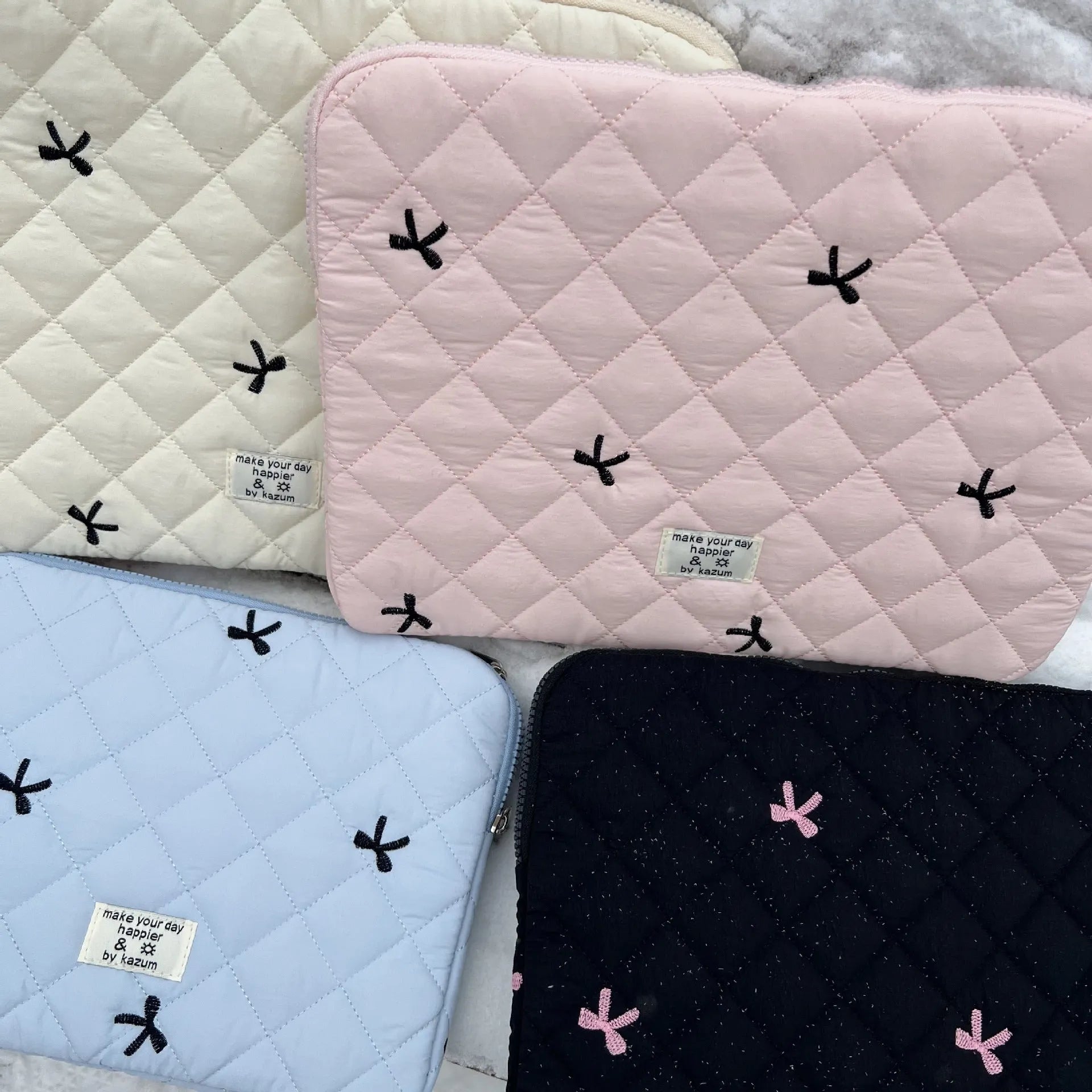 Nylon laptop storage bag with embroidered rhombus bow in light pink colour