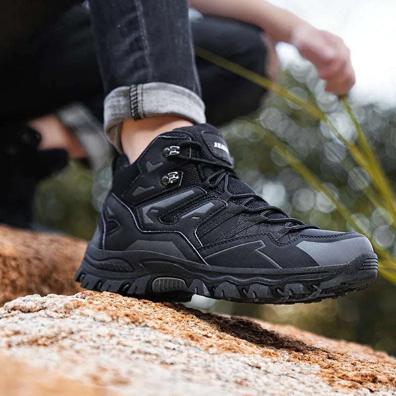 Women's low-top hiking sneaker in flannel with rubber sole, shown in colour options.