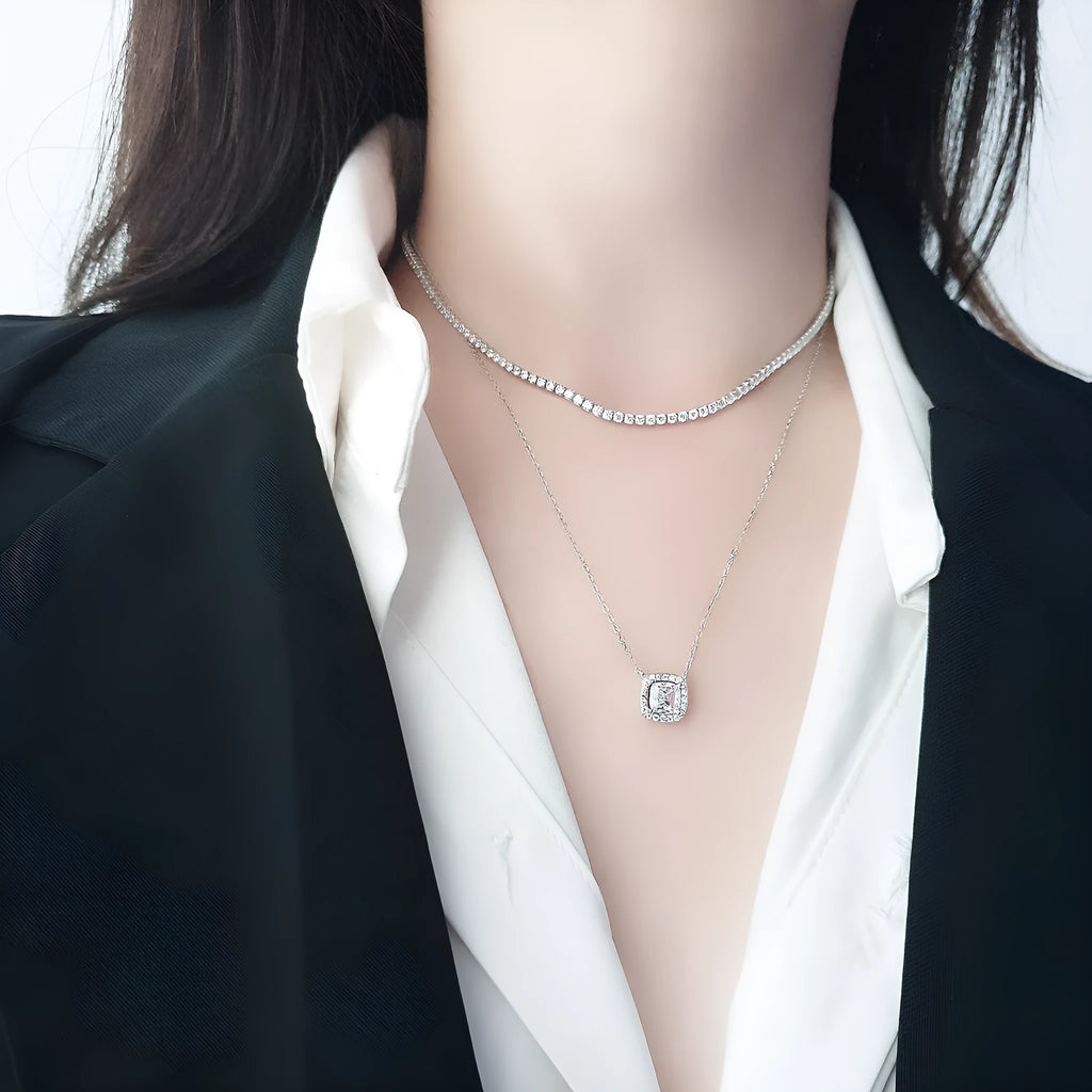Women's sterling silver necklace with round design and diamond treatment in silver colour