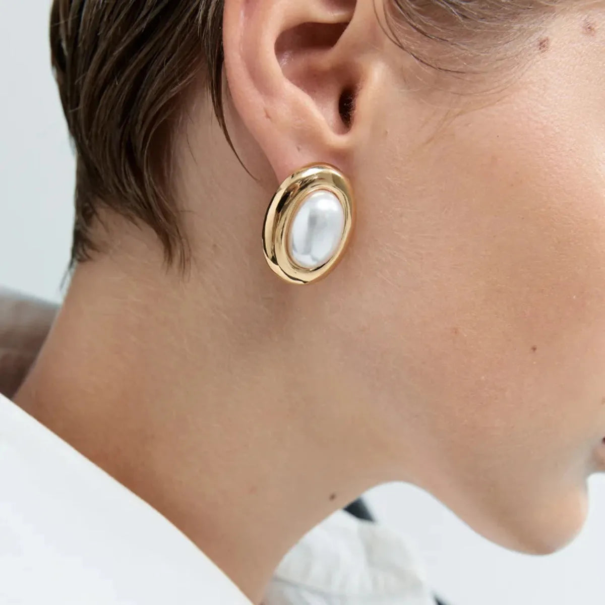Stainless steel vintage pearl post ear studs for women with electroplated JDE0305051 finish