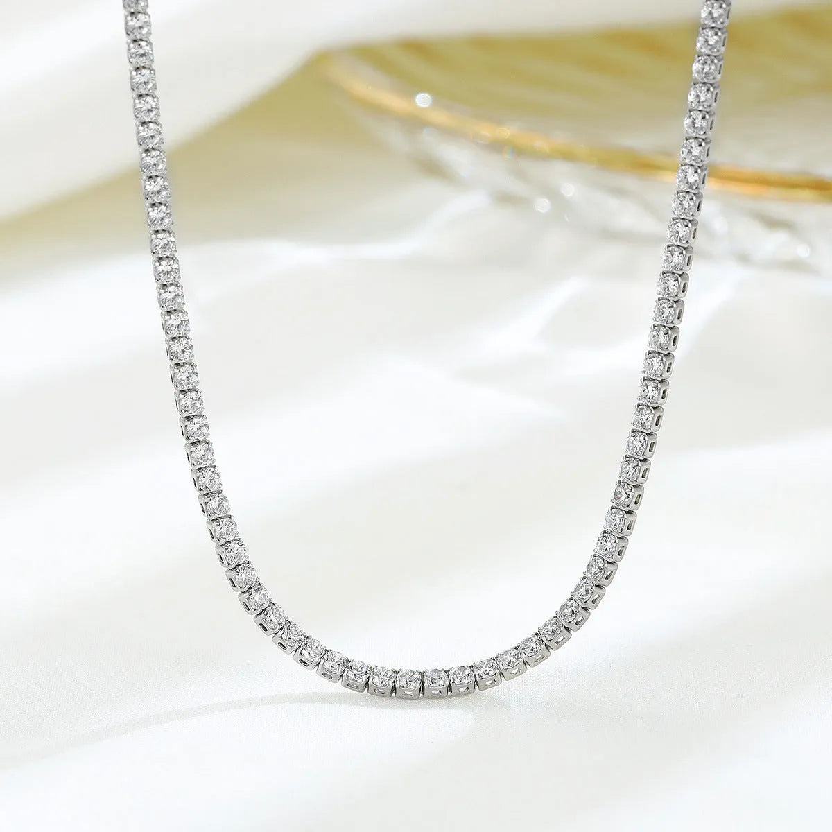 Women's sterling silver necklace with round design and diamond treatment in silver colour