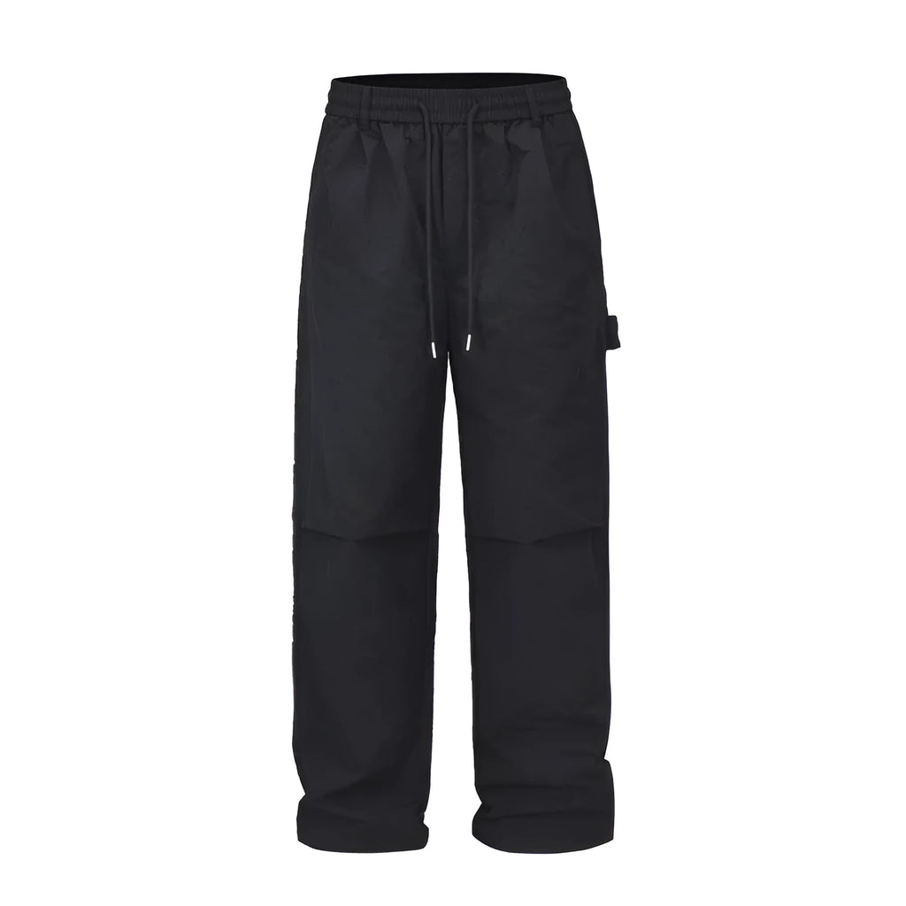 Black baggy men's paratrooper pants with a drawstring waist and three-dimensional cutting.