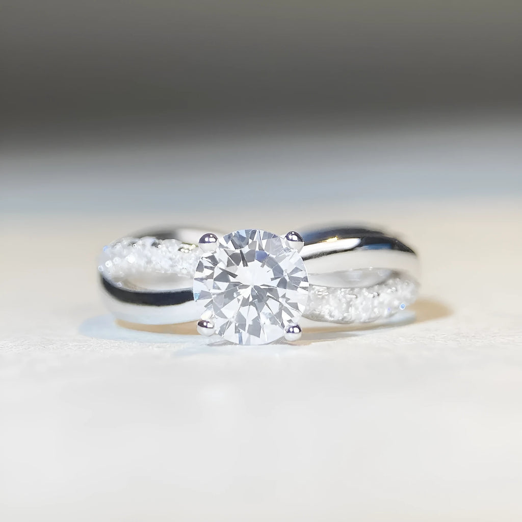 Geometric twist silver ring with 1 karat moissanite stone in four-claw winding setting