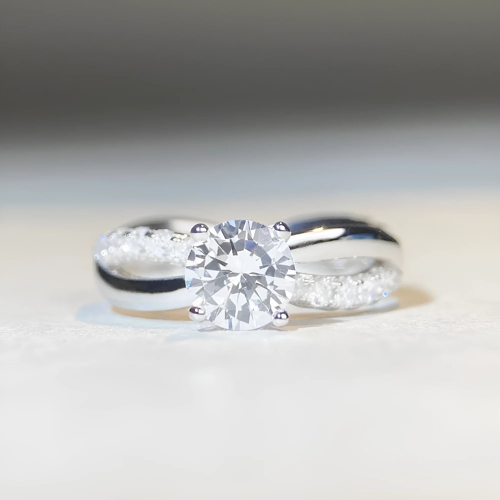 Geometric twist silver ring with 1 karat moissanite stone in four-claw winding setting